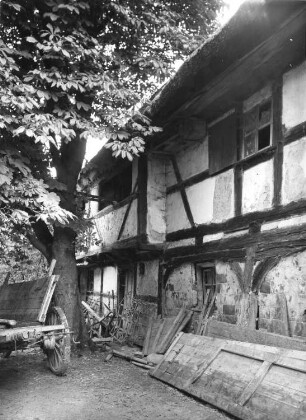 Rackel, Haus Nr. 55. Wohnhaus (wohl um 1800). Hofansicht mit Ackergerät und Leiterwagenaufsätzen