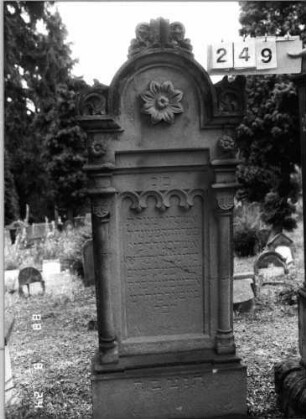 Grabstein 249 (Index: 100095813) Maße HxBxT: 165x66x23 cm Symbolik: Blumenkranz: Grabstein 249