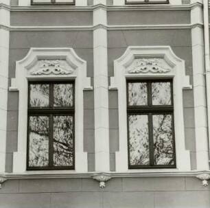 Cottbus, Berliner Straße 54. Wohnhaus (um 1910). Fenster der Portalachse (1. Obergeschoß)