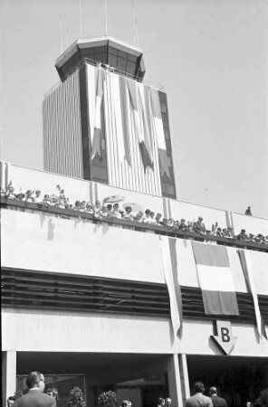 Basel (CH) - Mulhouse (F): Turm und Terrasse mit Zuschauern