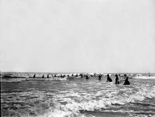 Belgien, Badende im Meer