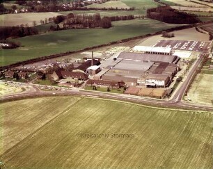 Britisch American Tobacco (BAT): Luftbild des Gewerbegebietes am Beimoorweg: im Vordergrund der Beimoorweg, im Hintergrund Bahnstrecke Hamburg-Lübeck