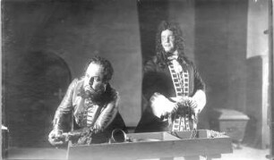 Cardillac. Oper von Paul Hindemith auf Text von F. Lion nach E. T. A. Hoffmann. Staatsoper Dresden, Uraufführung 09.11.1926 unter Leitung von Fritz Busch : Szene II. Akt 3. Bild mit Robert Burg als Cardillac und Max Hirzel als Offizier
