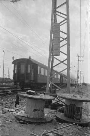 Elektrifizierung der Rheintallinie der Bundesbahn kurz vor der Inbetriebnahme.