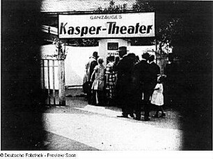 Szene aus dem Dokumentarfilm "Die Tage der Rosen": Kaspertheater auf der Gartenbauausstellung im Großen Garten