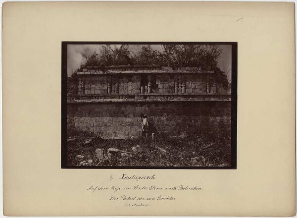 "Le palais des deux chambres. Le côté nord". (Avec un membre de l'expédition) ("Sur le chemin de Santa Elena à Bolonchen.") Découverte par Teobert Maler.