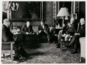 Französische Staatsmänner erstmals nach dem Weltkrieg in Berlin, Aristide Briand und Pierre Laval bei Heinrich Brüning. 2. von links: Aristide Briand, Pierre Laval, Heinrich Brüning