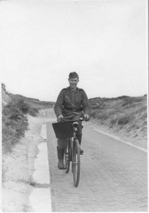 Franz Grasser auf einem Fahrrad : Zweiter Weltkrieg. Franz am Westwall (Franz Grasser auf einem Fahrrad)
