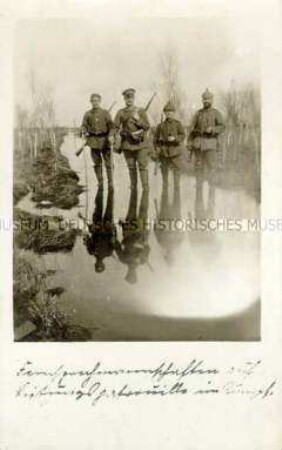 Soldaten auf Patrouille im Wasser stehend