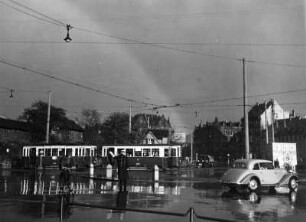Nürnberg. Plärrer. Straßenszene mit einem Verkehrspolizisten. Blick gegen Straßenbahn Richtung Ludwigstraße