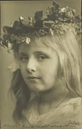 [Mädchen mit Kranz im Haar]