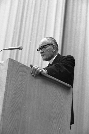 Vortrag von Weltkirchenratspräsident Martin Niemöller in der Stadthalle.