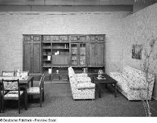 Anbauwand : Ausstellungskoje mit Wohnzimmermöbeln (1984; VEB Thüringer Möbelkombinat Suhl)