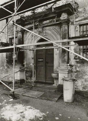 Frauenstein, Schloss, Hauptportal während der Restaurierung