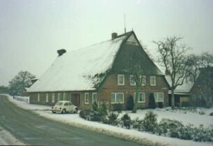 Schlamersdorf: Bauernhaus mit Reetdach: traufständige Straßenfront mit Eingang: Giebelseite Wohntrakt