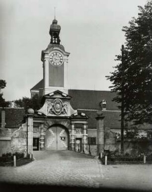 Ingolstadt, Neues Schloss : Ingolstadt. Neues Schloß. Torbau und Turm. Ansicht von Westen