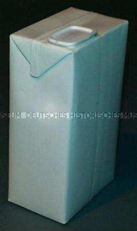 Tetra Pak, Kartonverpackung für Getränke, Musterbehälter (ohne Inhalt, unbedruckt; mittelhoher Quader, oben flach, mit weißem Klappverschluss)