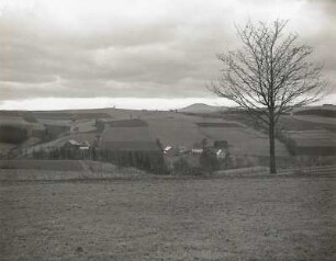 Großolbersdorf nordwestlich Marienberg. Blick in südlicher Richtung über zwei Einzelhöfe nach dem Pöhlberg und Bärenstein