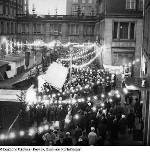 Weihnachten - Verschiedenes: Rathaus - Weihnachtsmesse, Striezelmarkt, Baumverkauf, Weihnachtsfeier, Altmarkt 21, Landhaus, Jugendklub WBA 361 Weihnachtsfeier