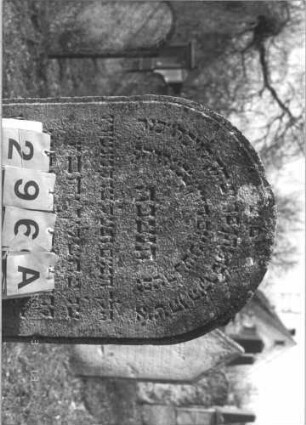Grabstein 296 (Index: 99786523) Maße HxBxT: 118x51x12 cm Besonderheit: kulturhistorisch wertvoll / hist.-wiss. Gründe (Gemeindestellung): Grabstein 296A