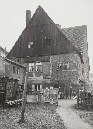Hinterhaus : Freiberg (Sachsen), Hinterhaus des Wohnhauses mit dem Relief der hl. Dreifaltigkeit am Giebel am nördlichen Ende der Pfarrgasse
