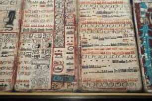 Maya-Handschrift (Codex Dresdensis) : Maya-Handschrift (Codex Dresdensis). Codexteil. Amate, Kreide grundiert; 9 x 356 cm (Gesamtlänge) (um 1250). Dresden: SLUB Mscr.Dresd.R.310