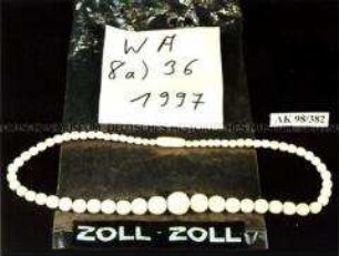 Halskette aus Elfenbein, vom Zoll beschlagnahmt, mit Zoll-Inventarzettel, in Zoll-Kunststofftüte