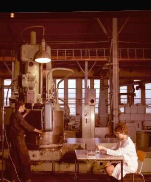 Zwei Arbeiter in der Produktionshalle des VEB Umformtechnik Erfurt : Alternativer Firmenname VEB Pressen- und Scherenbau Henry Pels
