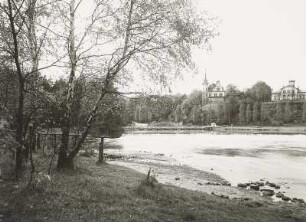 Grimma, Blick über einen Fluss : Grimma. Blick über die Mulde gegen Fußgängerbrücke ("Tonnenbrücke", Steg auf Schwimmkörpern). Wehr, Villa und Gattersburg (J. C. Gattert). Colditzer Straße 3/5