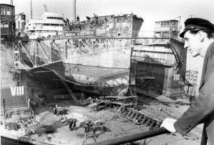 Hamburg. Finkenwerder. Im Schwimmdock der Deutschen Werft wird der Dampfer "Maria Letizia" von Werfarbeitern instand gesetzt