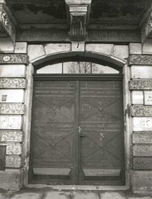 Dresden-Neustadt, Bischofsweg 56. Wohnhaus mit Laden (um 1895). Hauseingang