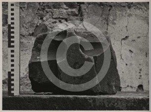 Steinfragment in der Kirchenruine Neukirch