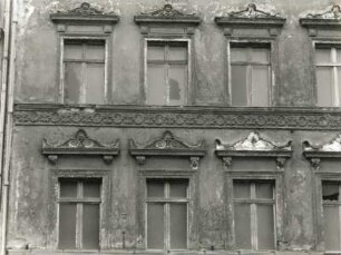 Görlitz-Altstadt, Demianiplatz 39. Wohnhaus mit Gaststätte "Theaterklause" und Laden (um 1860). Fenster (1. und 2. Obergeschoß)