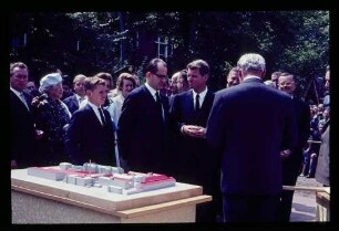 Kennedy AEG/ im Gespräch an einem Betriebsmodell