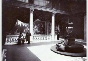 Besucher im Vorsaal der Nationalgalerie