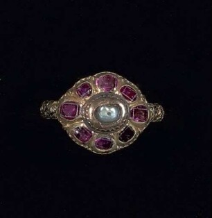 Goldener Fingerring besetzt mit acht Tafelsteinen