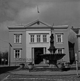 Historisches Rathaus: Hagenstraße / Marktplatz: vorn rechts Gänseliesel-Brunnen mit Blumenschmuck und Parkuhr: hinten rechts Hausecke