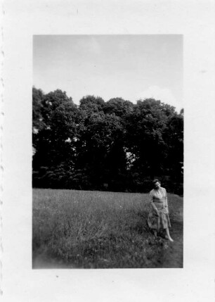 Theodor Blumer (1881-1964; Komponist, Dirigent) während eines Ferienaufenthalts im Komponistenheim Hildburghausen, Ehefrau Hildegard Ostkamp-Blumer am Waldrand. Fotografie, Juni/Juli 1956