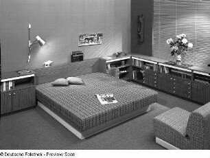 Doppelliege mit Bettkasten : Wohnzimmermöbel. Ansicht mit Doppelliege (1974; Möbelkombinat Erfurt (MKE)) und Flachstrecke einer Anbauwand