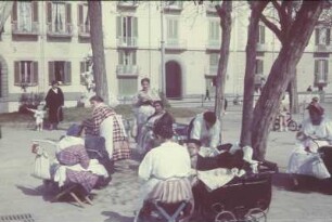 Reisefotos. Gruppe von Kindermädchen mit Kinderwagen