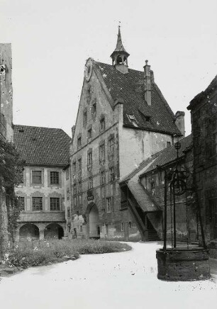 Landshut, Burg Trausnitz : Landshut. Burg Trausnitz. Innerer Burghof (Damenstock und Torhaus) mit Brunnen