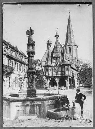 Der St. Michaelsbrunnen in Michelstadt : Michelstadt. Markt. Blick vom Marktbrunnen mit Sankt Michael (1541, Trog 1575) zum Rathaus (1484)