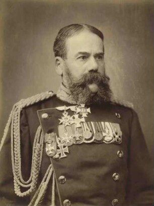 August Jaromir von Gleich, Oberstleutnant, Oberst und Kommandeur von 1878-1885, späterer Generalleutnant, Brustbild mit Orden