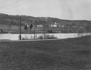 Panoramablick : Panoramablick über ein Talbecken mit einem Flusslauf. Im Hintergrund ein Dorf