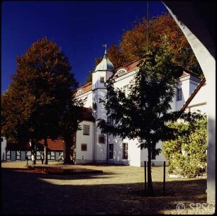 Berlin, Jagdschloss Grunewald, Hofansicht mit Nebengebäuden.