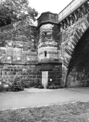 Dresden. Marienbrücke (1846/1852; K. T. Kunz, J. G. Lohse, 1946/1947 Wiederherstellung 1946/1947). Steinbrücke über die Elbe; Länge 434 m. Treppenanlage am rechten Brückenkopf (unterstrom) und Brückenbogen 14 (Teilansicht). Ecktürmchen von Westnordwesten