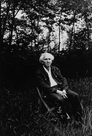 Der Lyriker Erich Arendt im Garten sitzend, aufgenommen in Wilhelmshorst