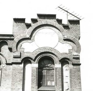 Cottbus, Bonnaskenstraße 19. Ölmühle "Bonnaskenmühle" (1897). Risalit. Giebel und Fenster