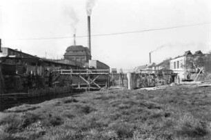 Roßwein. Sächsische Patentachsenfabrik Kadner & Co. Bau der betriebseigenen Brücke über die Mulde von der Wehrstraße zur Uferstraße. Bau der Brückenpfeiler. Ansicht mit Gerüst. Blick gegen Werksgebäude