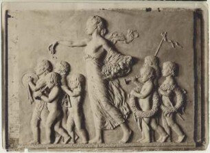 Allegorisches Relief mit Flora und musizierenden Putten : Allegorisches Relief mit Flora und musizierenden und Kränze tragenden Putten. Gips (?) (1909; M. Molitor)